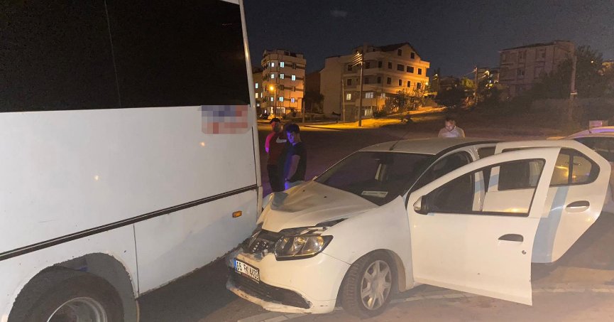 Otomobil ile servis minibüsü çarpıştı: 1 yaralı