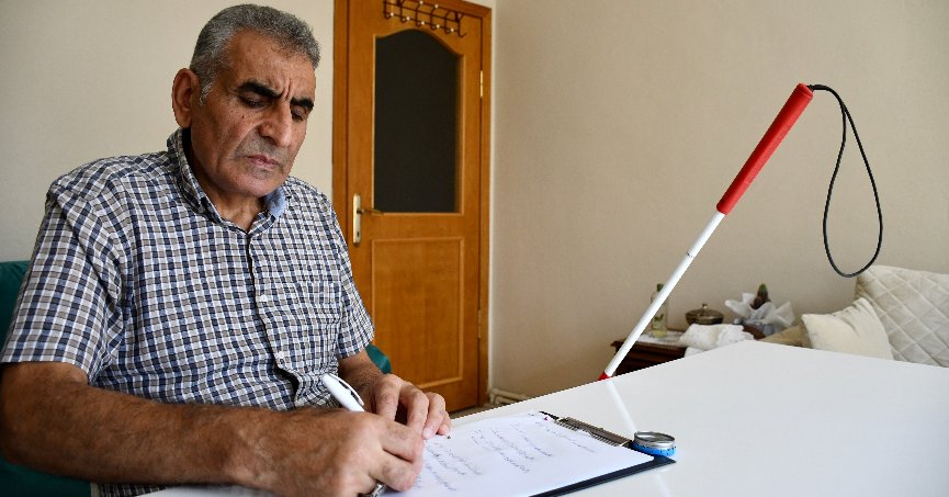 Gönül gözüyle şiirler yazıyor