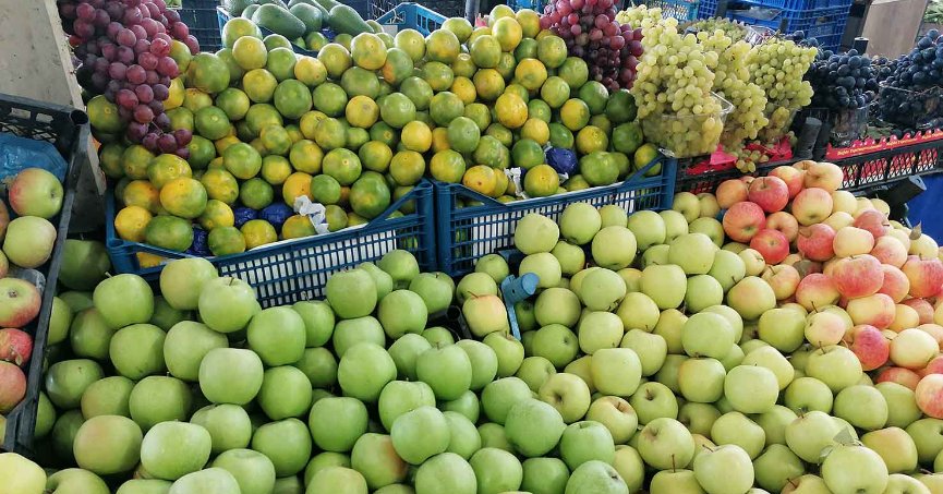 Pazarda meyveler yoğun ilgi görüyor