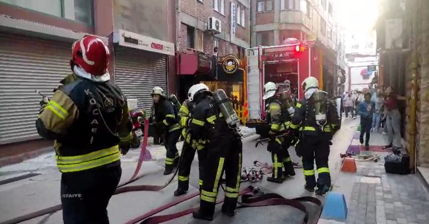 Öğrenciler yangına aldırış etmeden soru çözdü