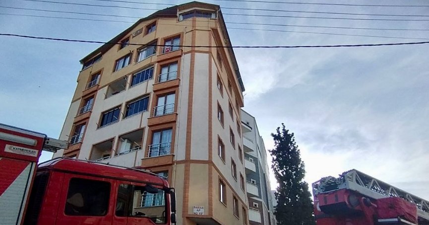 Terasta çıkan yangında 2 kişi dumandan etkilendi