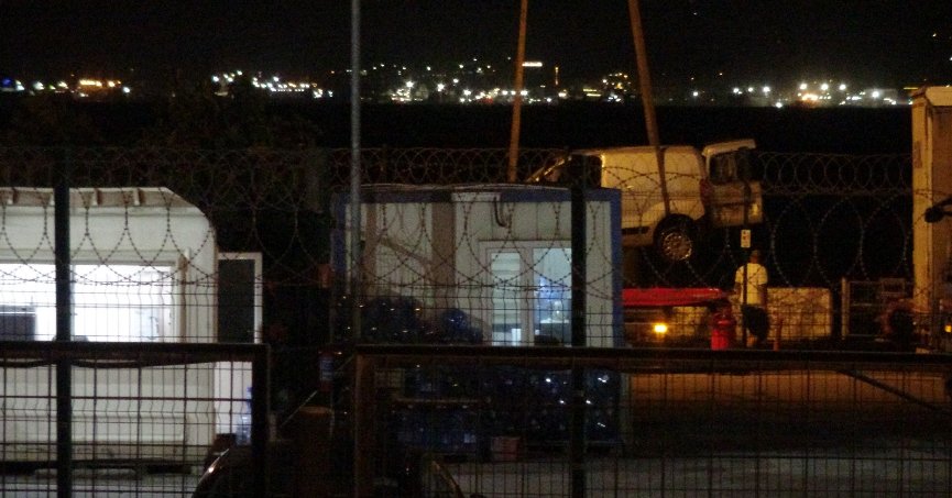 Feribot iskelesinde aracıyla denize düştü