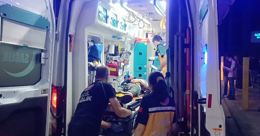 Hafif ticari araç motosikletle çarpıştı: 1 yaralı