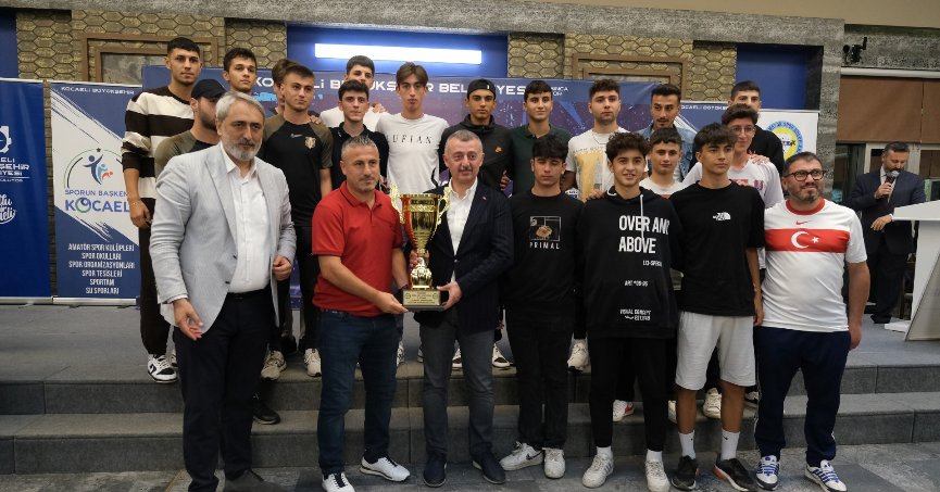 Şampiyonlar kupalarına kavuştu