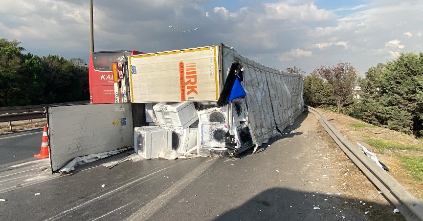 TEM’de beyaz eşya yüklü tır devrildi
