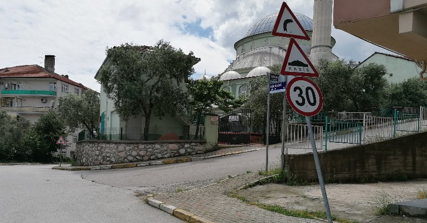 Eğilen direğin düzeltilmesi gerekli