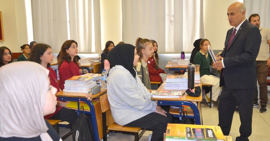 Öğrencilere ücretsiz kaynak kitap dağıtıldı