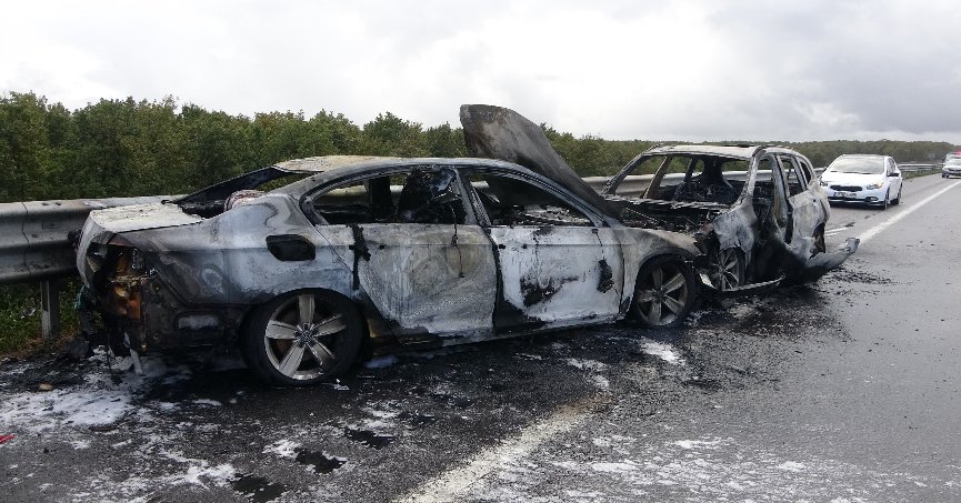 2 otomobil alev alev yandı: 4 yaralı