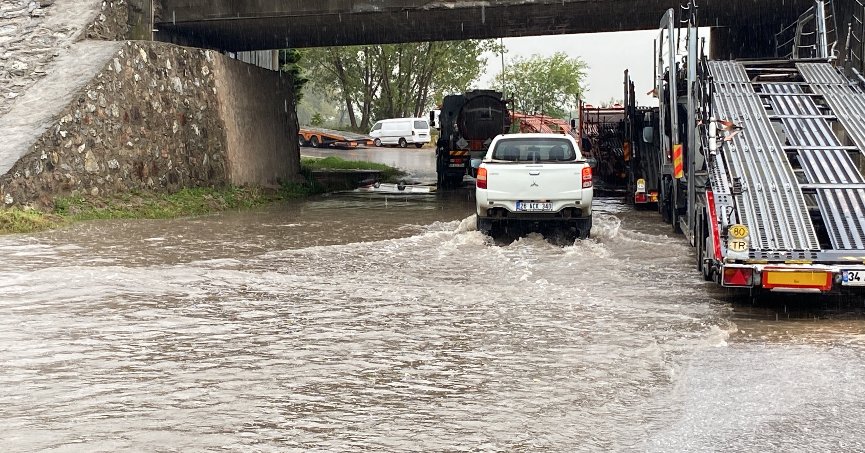 Alt geçidi su bastı, polis kontrollü geçişleri sağladı