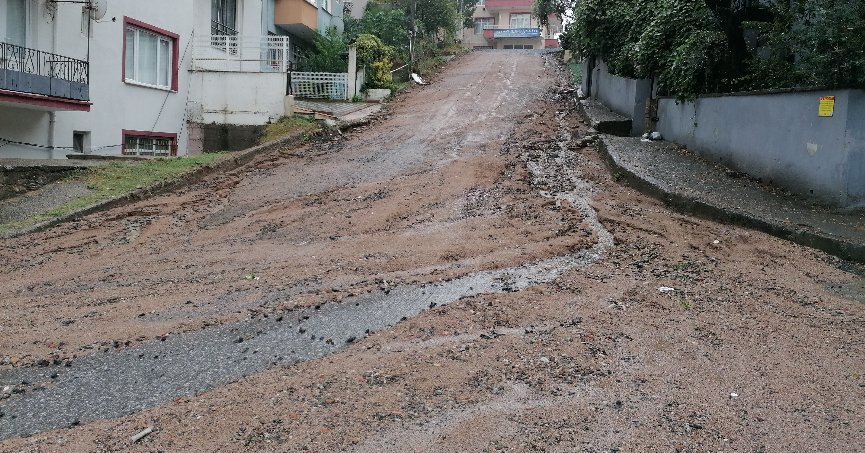 Taş ve toprak malzeme, yağmurla caddeye indi