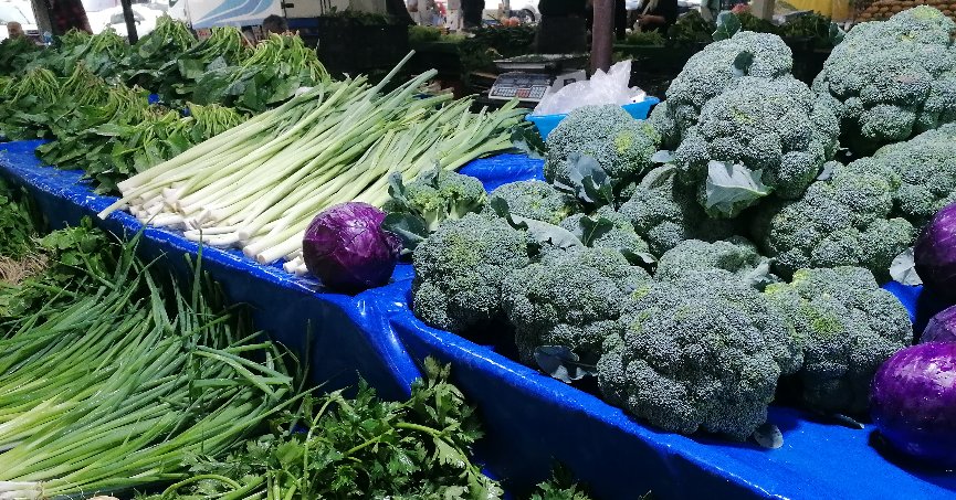 Semt pazarında ürün bolluğu