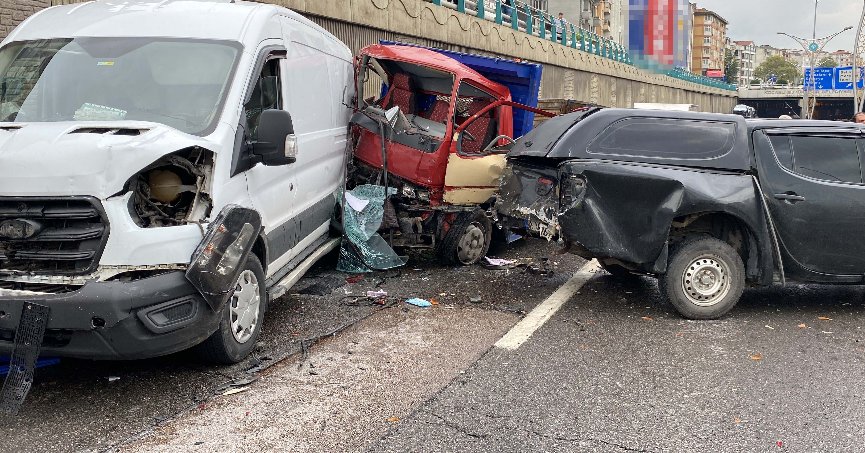 D-100’de 7 araç kazaya karıştı