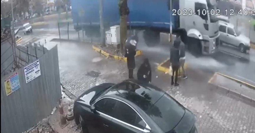 Vatandaşların yolun karşısına geçme mücadelesi kamerada