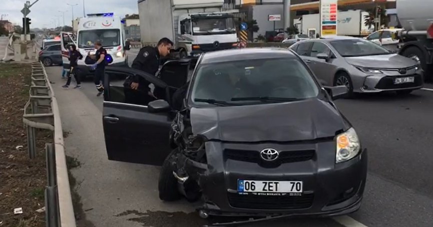 D-100'de 2 otomobil çarpıştı: 1 yaralı