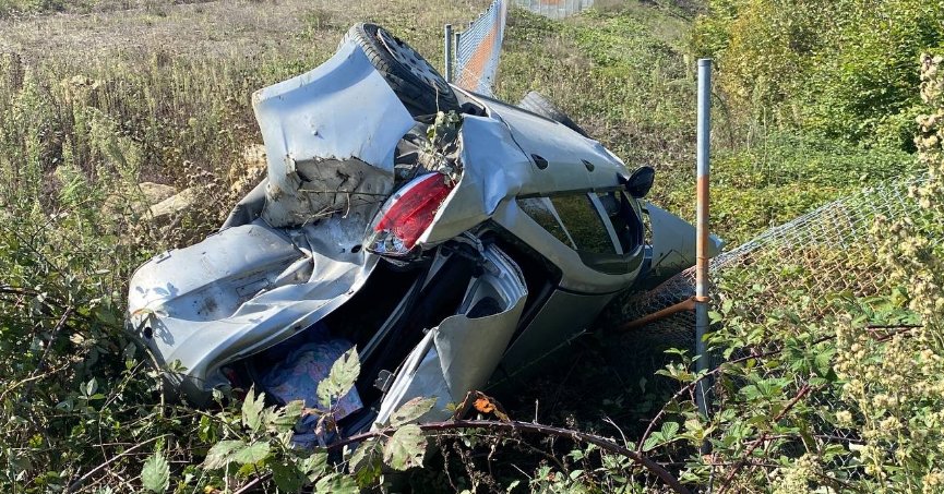 Takla atan otomobil hurdaya döndü