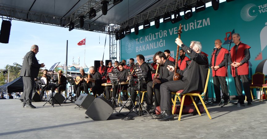 Büyükşehir TDM Korosu festivalde göz doldurdu