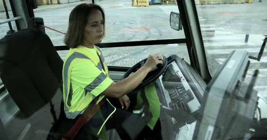 Cesaretiyle kadın çalışanlara örnek oluyor