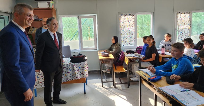 Sezer’den prefabrik okul binasına ziyaret