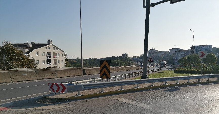 Yeni bariyerler yerlerine konuldu