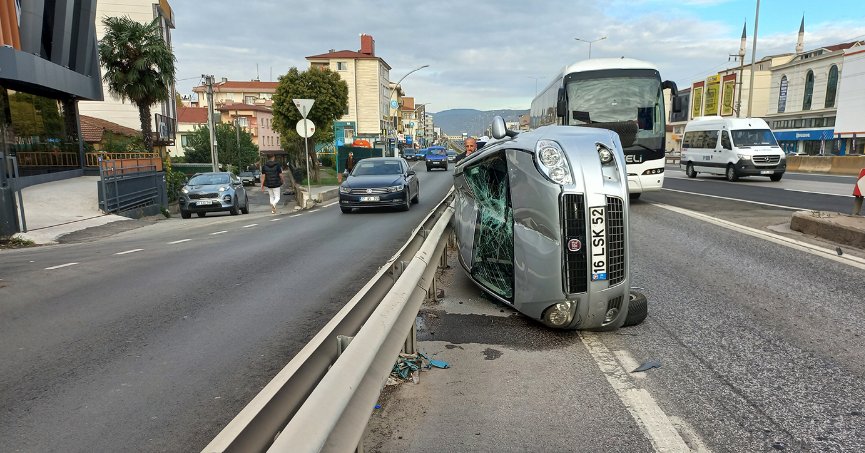 Refüje çarpan otomobil yan yattı