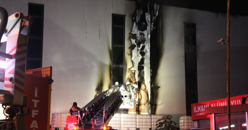 Kimya fabrikasının dış cephesinde yangın