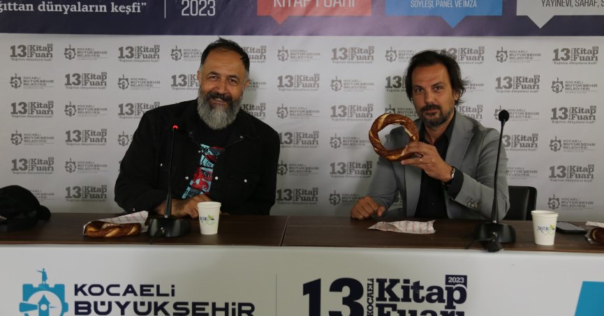 Kitap fuarında çay simit eşliğinde sohbet