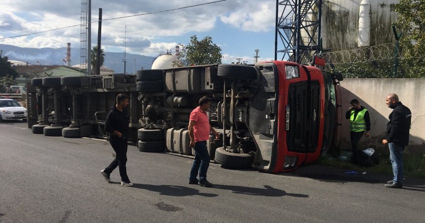 Virajı alamayan tır devrildi: 1 yaralı
