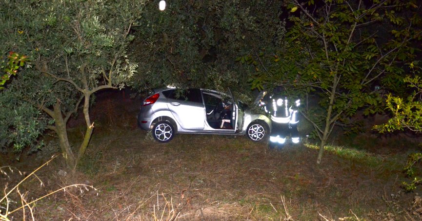 Şarampole yuvarlanan otomobildeki 2 kişi yaralandı