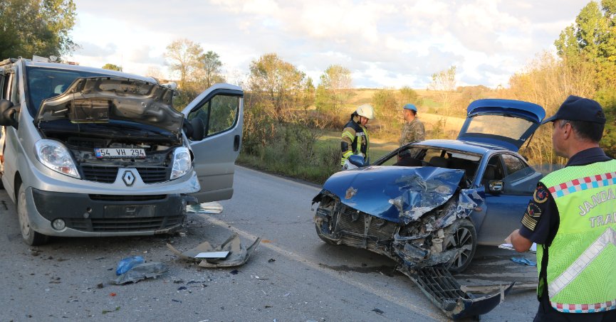 Panelvanla otomobil çarpıştı: 1 yaralı