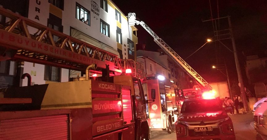 Binanın çatısında çıkan yangın söndürüldü