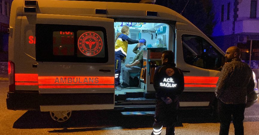 Servis minibüsü ile otomobil çarpıştı: 3 yaralı