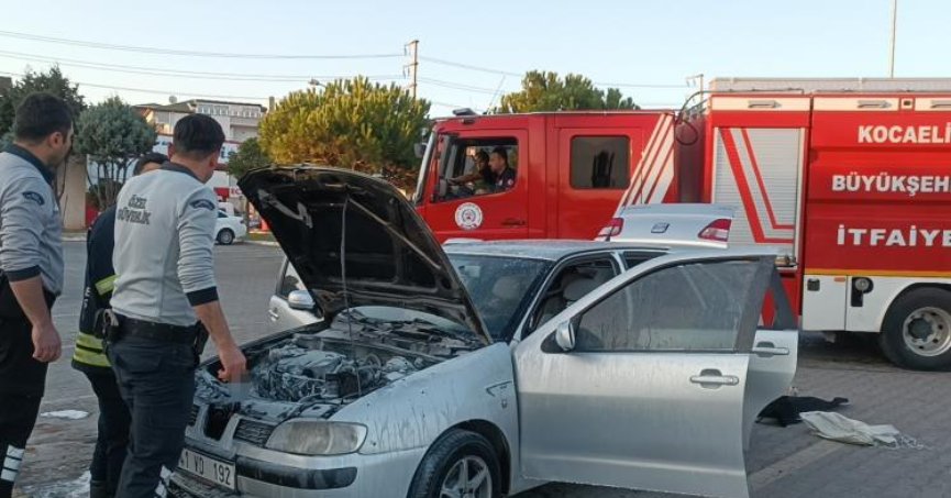 Park ettiği otomobili saniyeler içinde alev aldı