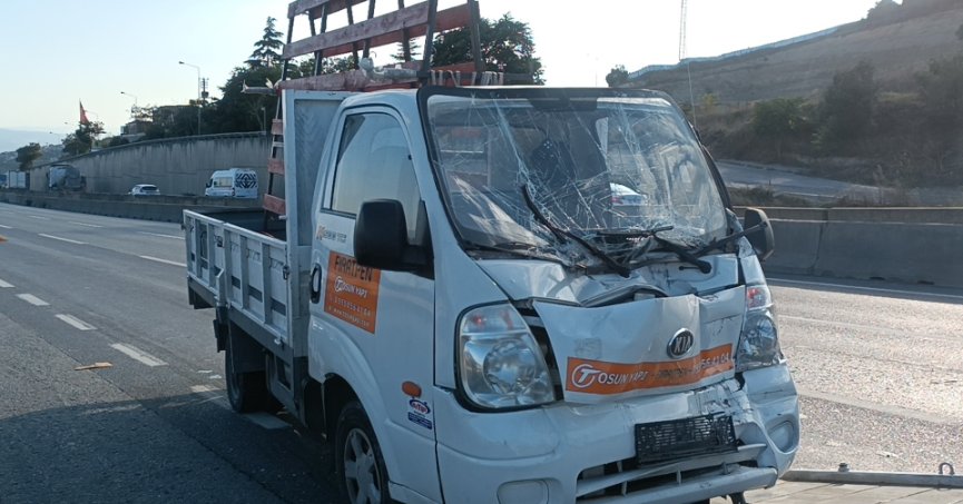 Kamyonet tıra çarptı: 1 yaralı