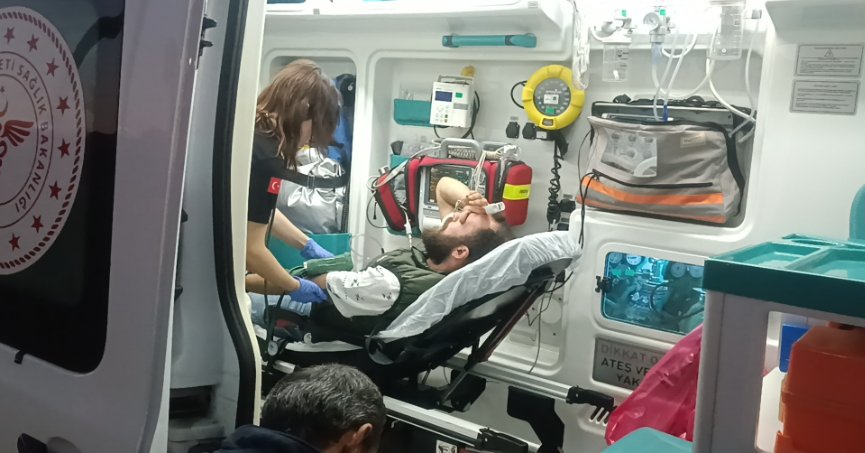 Hafif ticari araçla çarpışan motosikletli yaralandı