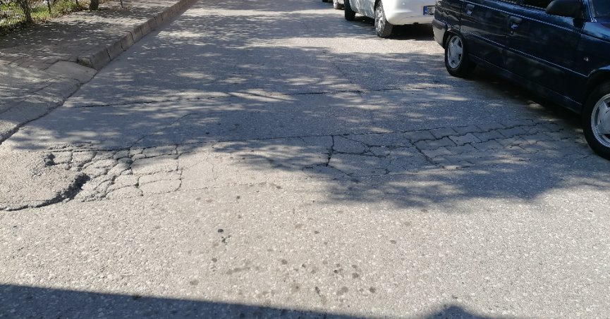 42. Sokak’ta asfalt yama isteniyor