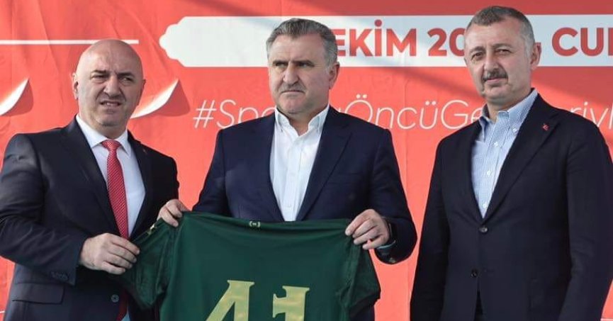 Bakan Bak’a, Darıca forması hediye edildi