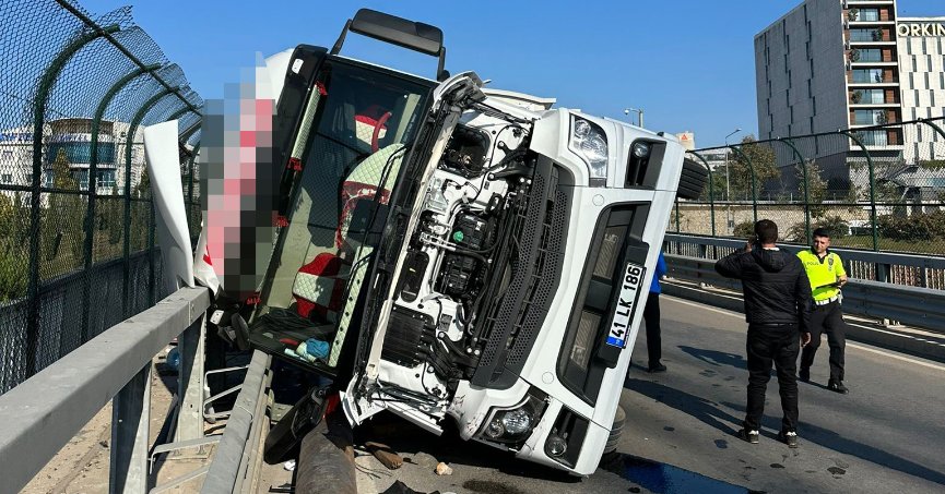 Demir yüklü tır devrildi: 1 yaralı