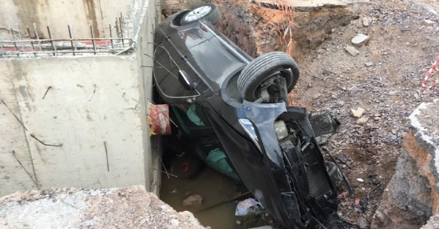 Kaza yapmamak için direksiyonu kırdı, çukura düştü