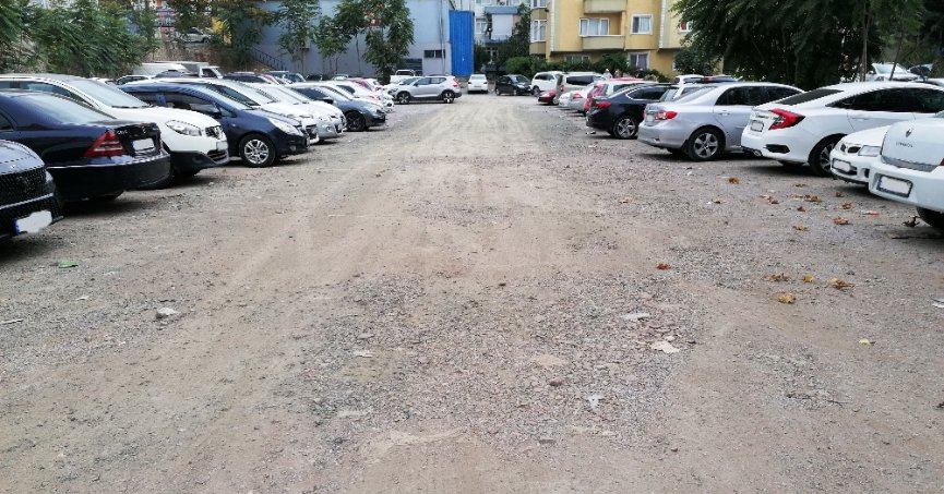 Otopark zemininde bozulma başladı