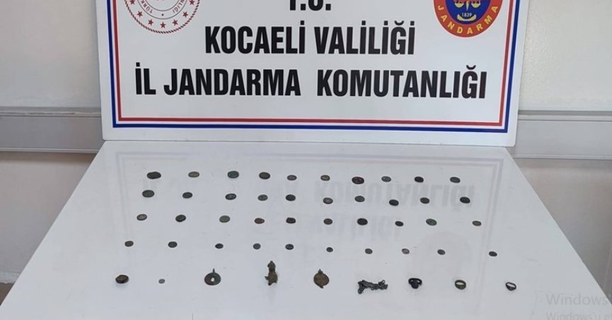 Üstlerinden 49 parça tarihi eser çıktı