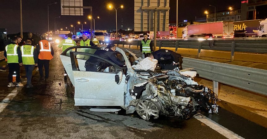 Direğe çarpan otomobildeki 4 kişi yaralandı