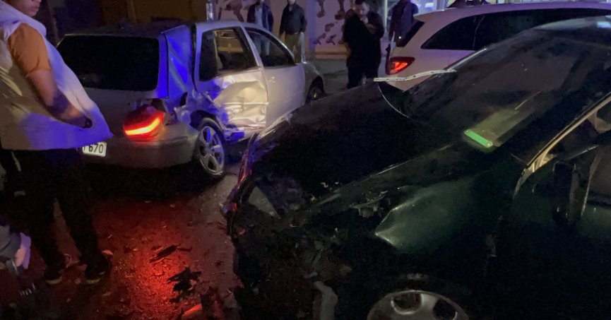 İki otomobil çarpıştı: 3 yaralı