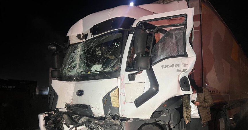 İki tırın çarpışması ulaşımı aksattı