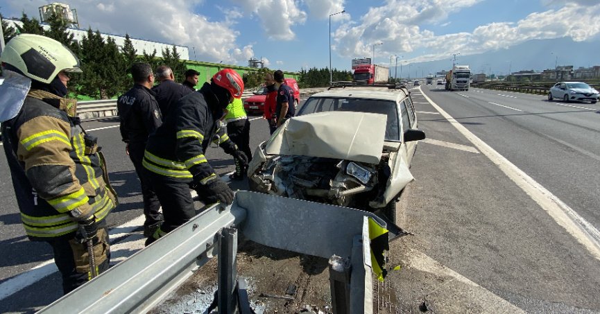 Otomobil bariyere çarptı: 2 yaralı