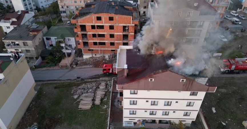 Çatı yangını mahalleliyi sokağa döktü