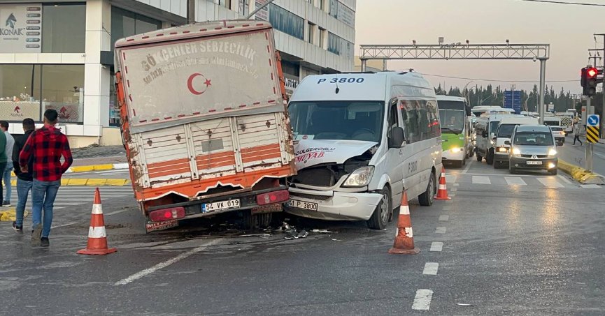 Kamyonet ile işçi servisi çarpıştı: 2 yaralı