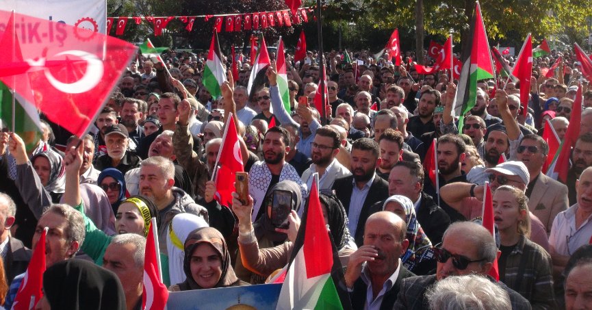 Binlerce kişi İsrail'e tepki için sokağa döküldü