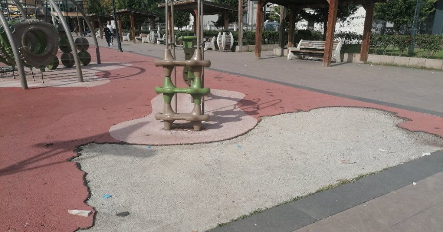 Oyun parkında zemin kaplaması yenilenmeli