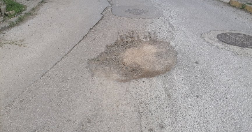 Kocatepe Caddesi’nde yola bakım gerekiyor