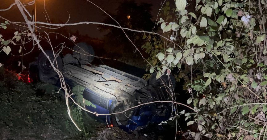 Şarampole devrilen otomobilde 2 yaralı